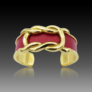 Bracelet Hermes Métal Doré Rigide ouvert avec cuir rouge .