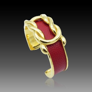 Bracelet Hermes Métal Doré Rigide ouvert avec cuir rouge .