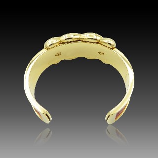 Bracelet Hermes Métal Doré Rigide ouvert avec cuir rouge . Bracelet Hermes Métal Doré Rigide ouvert avec cuir rouge .