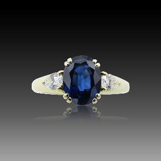 Bague en or jaune 18k avec saphir de Ceylan et diamants . Bague en or jaune 18k avec saphir de Ceylan et diamants .