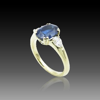 Bague en or jaune 18k avec saphir de Ceylan et diamants . Bague en or jaune 18k avec saphir de Ceylan et diamants .