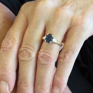 Bague en or jaune 18k avec saphir de Ceylan et diamants . Bague en or jaune 18k avec saphir de Ceylan et diamants .