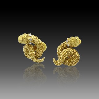 Boucles d'oreilles Clips ZOLOTAS "Têtes de Lion" or jaune 18k diamants. Poids : 21.90 Grs. Boucles d'oreilles Clips ZOLOTAS "Têtes de Lion" or jaune 18k diamants. Poids : 21.90 Grs.
