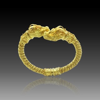 Bracelet jonc ouvrant ZOLOTAS "Têtes de Bélier" or jaune 18k . Poids : 94.50 Grs.