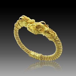 Bracelet jonc ouvrant ZOLOTAS "Têtes de Bélier" or jaune 18k . Poids : 94.50 Grs.