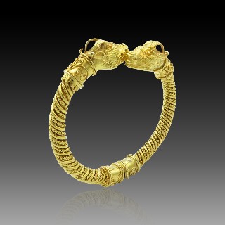 Bracelet jonc ouvrant ZOLOTAS "Têtes de Bélier" or jaune 18k . Poids : 94.50 Grs.