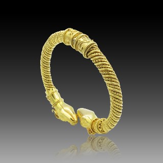 Bracelet jonc ouvrant ZOLOTAS "Têtes de Bélier" or jaune 18k . Poids : 94.50 Grs.