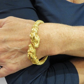 Bracelet jonc ouvrant ZOLOTAS "Têtes de Bélier" or jaune 18k . Poids : 94.50 Grs.