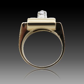 Bague "Tank" 1940 or jaune 18 k et platine avec diamants et verneuils Bague "Tank" 1940 or jaune 18 k et platine avec diamants et verneuils