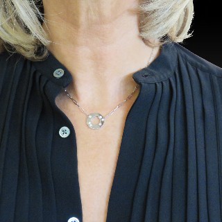 Collier "Cible" moyen modèle signé DINH VAN en or gris 18 carats avec diamants