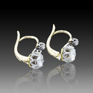 Boucles d'oreilles Dormeuses en or gris 18k et Platine vers 1940 avec Diamants 1,10 Cts Boucles d'oreilles Dormeuses en or gris 18k et Platine vers 1940 avec Diamants 1,10 Cts
