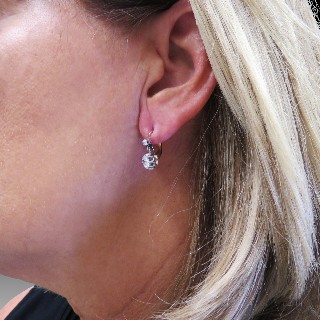 Boucles d'oreilles Dormeuses en or gris 18k et Platine vers 1940 avec Diamants 1,10 Cts Boucles d'oreilles Dormeuses en or gris 18k et Platine vers 1940 avec Diamants 1,10 Cts