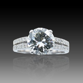 Solitaire en Or gris 18 Cts avec Diamant brillant 2.17 Cts H-P1+ 0.65 Cts.