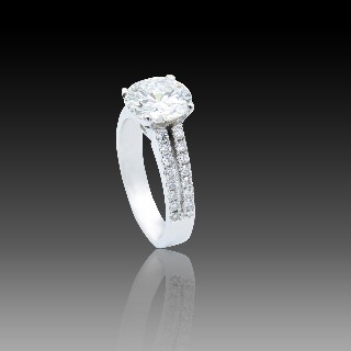 Solitaire en Or gris 18 Cts avec Diamant brillant 2.17 Cts H-P1+ 0.65 Cts.