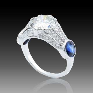 Solitaire en platine avec Diamant Brillant de 1,52 Cts H-VS2 (HRD) et saphirs . Solitaire en platine avec Diamant Brillant de 1,52 Cts H-VS2 (HRD) et saphirs .