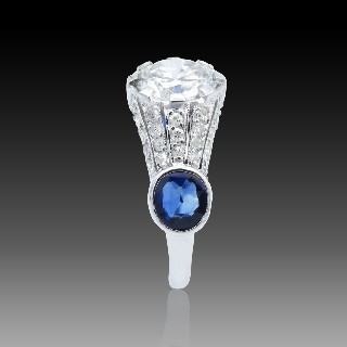 Solitaire en platine avec Diamant Brillant de 1,52 Cts H-VS2 (HRD) et saphirs . Solitaire en platine avec Diamant Brillant de 1,52 Cts H-VS2 (HRD) et saphirs .