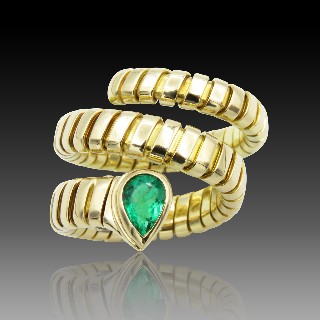 Bague Bulgari en Or jaune 18 Cts modèle "Serpenti" avec Emeraude Vers 2000