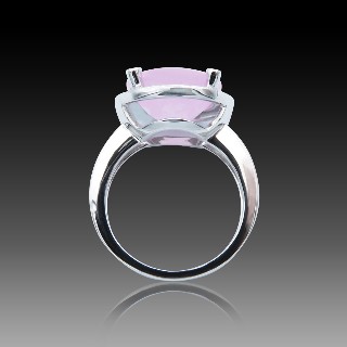 Bague Poiray "Filles cabochon" en Or rose 18k avec quartz rose.