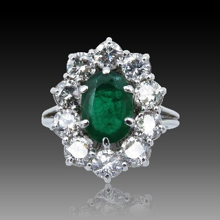 Bague "Entourage" Or gris 18K, Emeraude et Diamants Bague "Entourage" Or gris 18K, Emeraude et Diamants