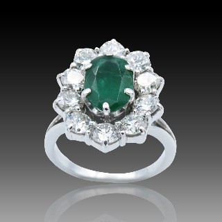 Bague "Entourage" Or gris 18K, Emeraude et Diamants Bague "Entourage" Or gris 18K, Emeraude et Diamants