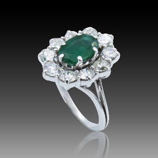 Bague "Entourage" Or gris 18K, Emeraude et Diamants Bague "Entourage" Or gris 18K, Emeraude et Diamants
