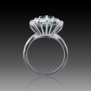 Bague "Entourage" Or gris 18K, Emeraude et Diamants Bague "Entourage" Or gris 18K, Emeraude et Diamants