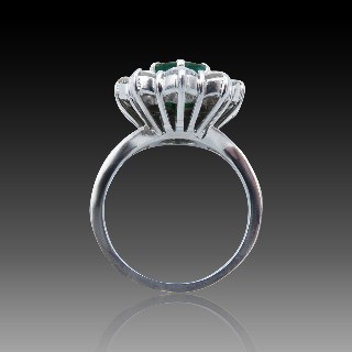 Bague "Entourage" Or gris 18K, Emeraude et Diamants