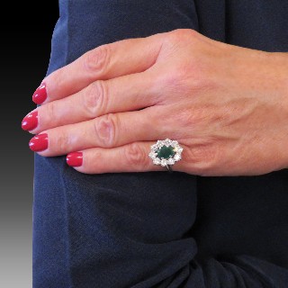 Bague "Entourage" Or gris 18K, Emeraude et Diamants