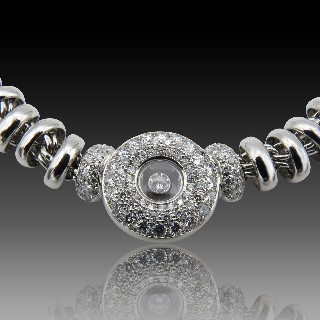 Collier Pendentif Chopard "Happy Diamonds" en or gris 18k et diamants brillants.