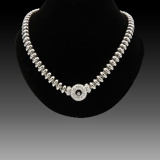 Collier Pendentif Chopard "Happy Diamonds" en or gris 18k et diamants brillants.