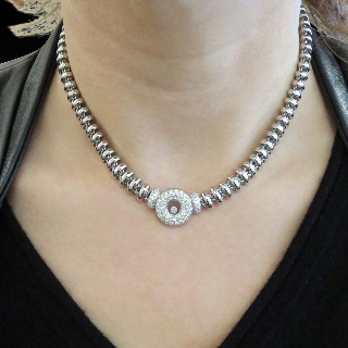 Collier Pendentif Chopard "Happy Diamonds" en or gris 18k et diamants brillants.