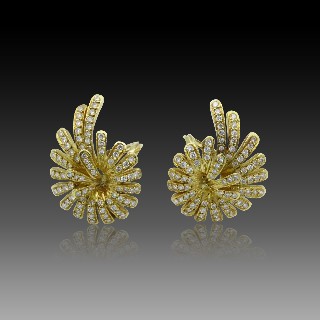 Boucles d'oreilles Clips en or 18k massif avec Diamants brillants. Boucles d'oreilles Clips en or 18k massif avec Diamants brillants.