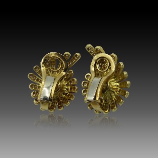 Boucles d'oreilles Clips en or 18k massif avec Diamants brillants. Boucles d'oreilles Clips en or 18k massif avec Diamants brillants.