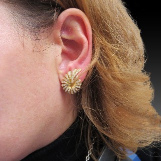 Boucles d'oreilles Clips en or 18k massif avec Diamants brillants. Boucles d'oreilles Clips en or 18k massif avec Diamants brillants.