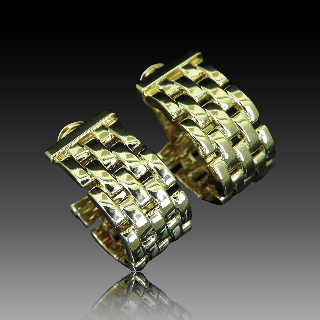 Boucles d'oreilles Cartier Panthère en or jaune 18k massif Vers 1980. Boucles d'oreilles Cartier Panthère en or jaune 18k massif Vers 1980.