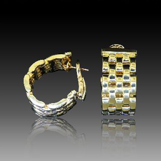 Boucles d'oreilles Cartier Panthère en or jaune 18k massif Vers 1980. Boucles d'oreilles Cartier Panthère en or jaune 18k massif Vers 1980.