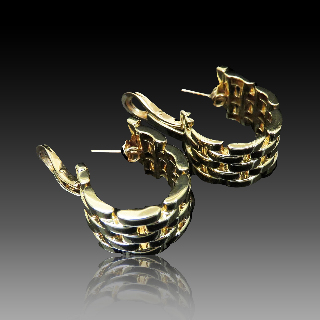 Boucles d'oreilles Cartier Panthère en or jaune 18k massif Vers 1980. Boucles d'oreilles Cartier Panthère en or jaune 18k massif Vers 1980.