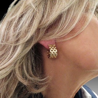 Boucles d'oreilles Cartier Panthère en or jaune 18k massif Vers 1980. Boucles d'oreilles Cartier Panthère en or jaune 18k massif Vers 1980.
