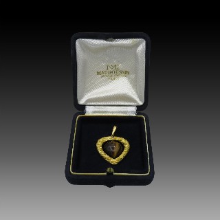 Pendentif Coeur Mauboussin Or jaune 18k oeil de tigre vers 1970