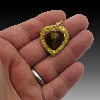 Pendentif Coeur Mauboussin Or jaune 18k oeil de tigre vers 1970