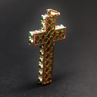 Pendentif Croix en or 18 carats et Emeraudes.