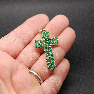 Pendentif Croix en or 18 carats et Emeraudes.