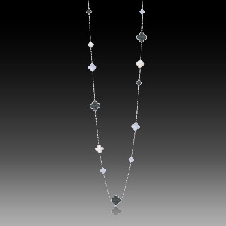 Collier Van Cleef & Arpels Magic Alhambra 16 motifs Nacre et Calcedoines Or gris 18k de 2009.