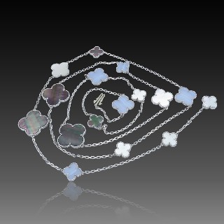 Collier Van Cleef & Arpels Magic Alhambra 16 motifs Nacre et Calcedoines Or gris 18k de 2009.