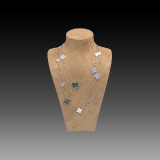 Collier Van Cleef & Arpels Magic Alhambra 16 motifs Nacre et Calcedoines Or gris 18k de 2009.