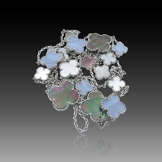 Collier Van Cleef & Arpels Magic Alhambra 16 motifs Nacre et Calcedoines Or gris 18k de 2009.