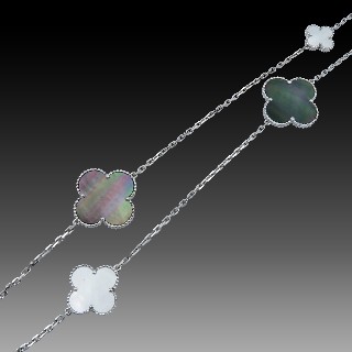 Collier Van Cleef & Arpels Magic Alhambra 16 motifs Nacre et Calcedoines Or gris 18k de 2009.