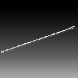 Bracelet ligne en or gris 18k avec 6,50 Cts de Diamants brillants extrablancs.