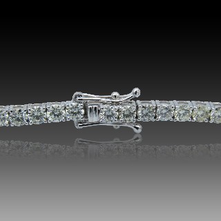 Bracelet ligne en or gris 18k avec 6,50 Cts de Diamants brillants extrablancs.