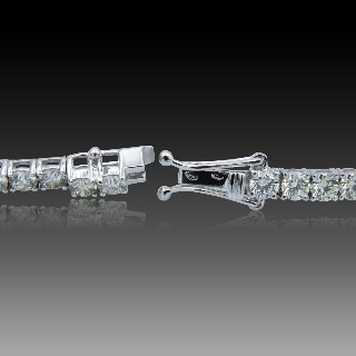 Bracelet ligne en or gris 18k avec 6,50 Cts de Diamants brillants extrablancs.